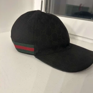 Gucci keps canvas - Gucci keps svart  Storlek L I gott skick 
