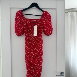 Adoore palermo dress - Säljer min röda Adoore palermo klänning i storlek 34❤️helt ny med alla lappar kvar