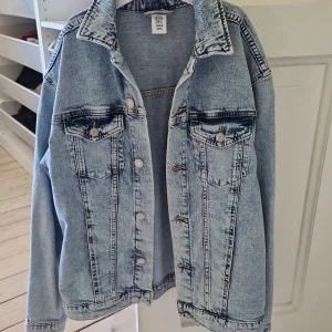 Jeans jacka - Jeans jacka köppt på H&M använd fåtal gånger ser ut som ny. ❤️