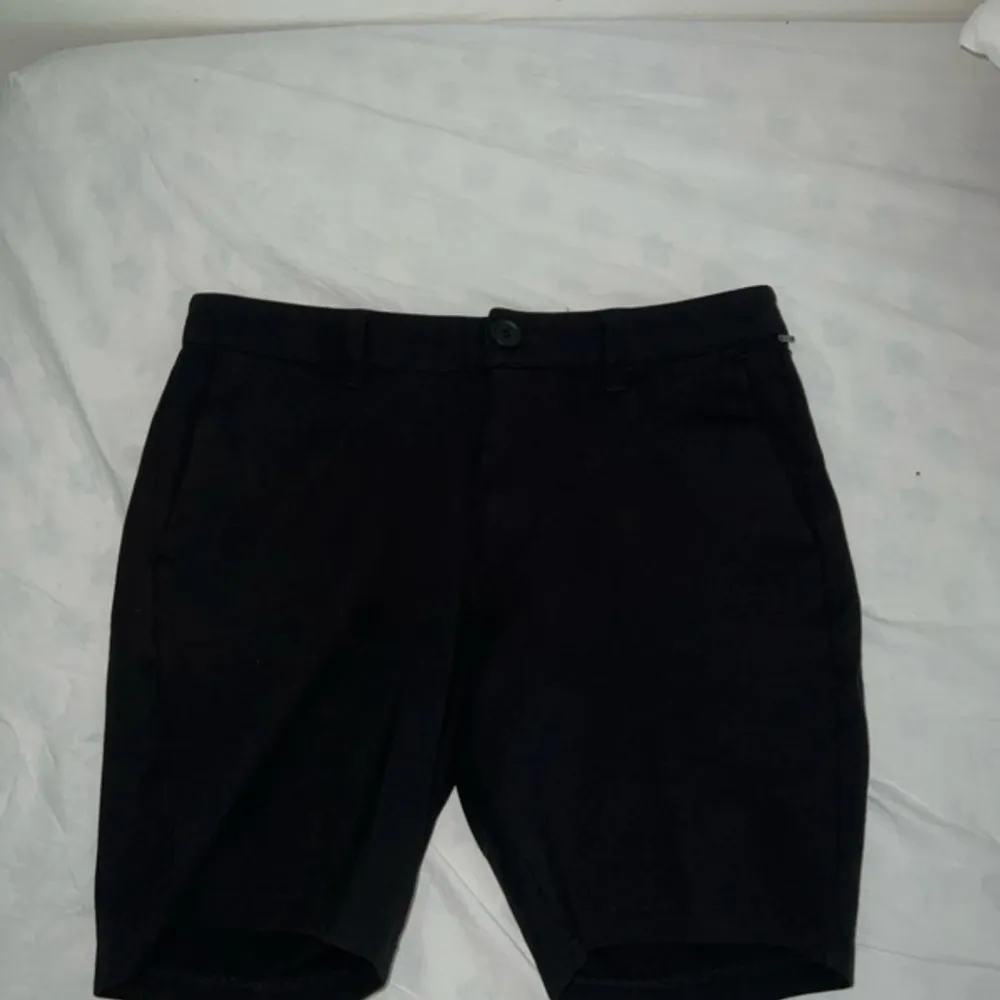 Fina svara shorts i storlek S från Only & Sons. Shorts.