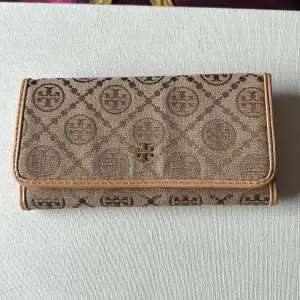 Kopiera plånbok Tory Burch i nyskick  Mått:bredd:19 cm, läng 10cm