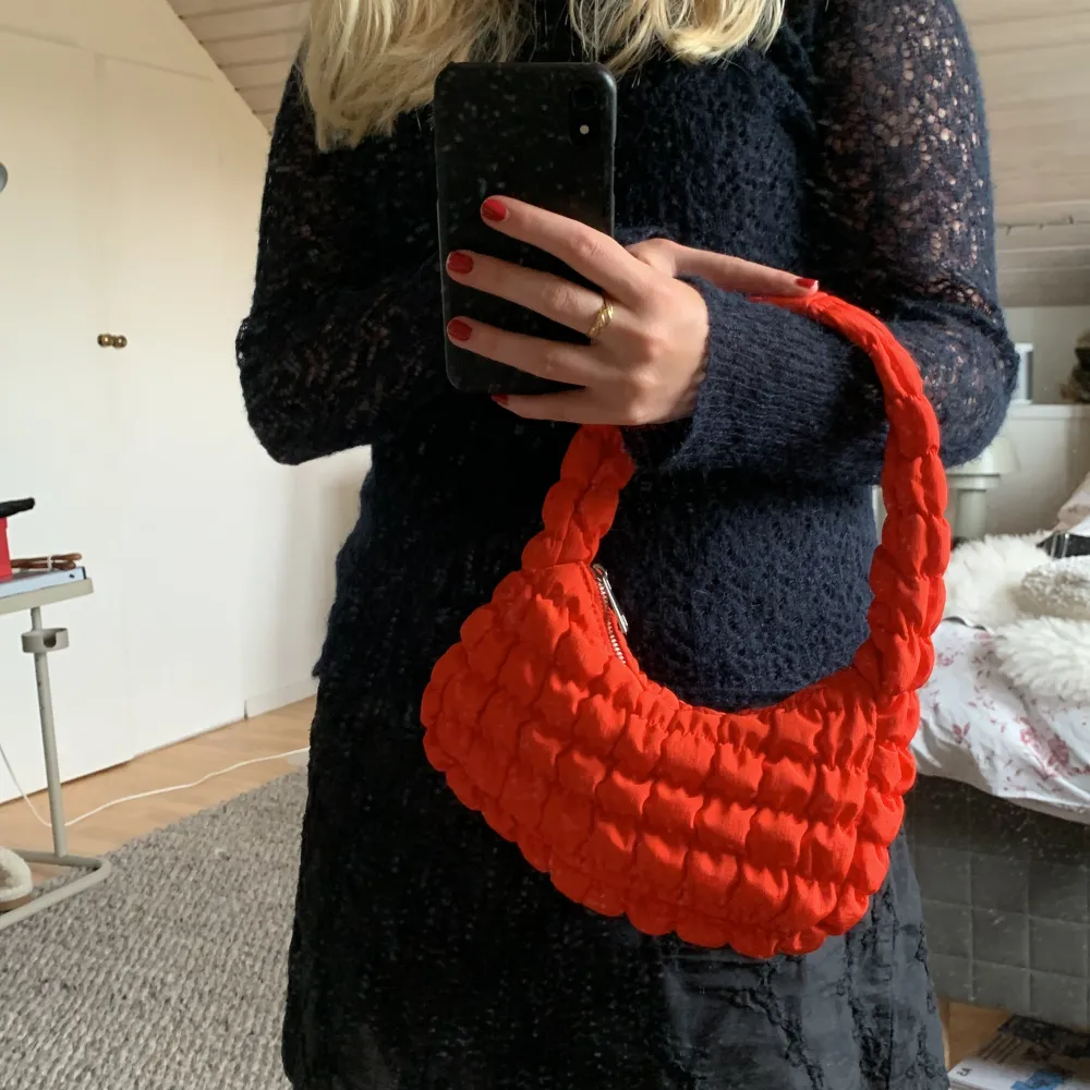 Miniväska som är quiltad! Köpt på Bershka i London två år sedan, men nästan aldrig använd. Laukut & Käsilaukut.