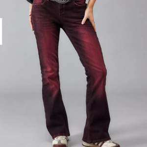 Supercoola röda jeans från Urban, säljer då de tyvärr är för små. 