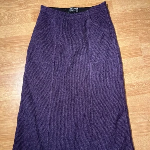 Classy långkjol från tyllet - Nyskick och prima kvalitet! Går ned till anklarna på en som är omkring 170 cm😊