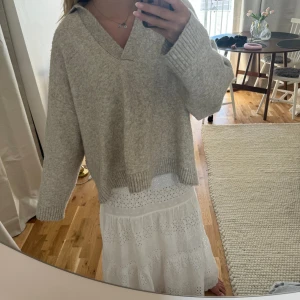Grå stickad tröja  - Super fin grå stickad tröja som tyvärr inte kommer till användning💓💓