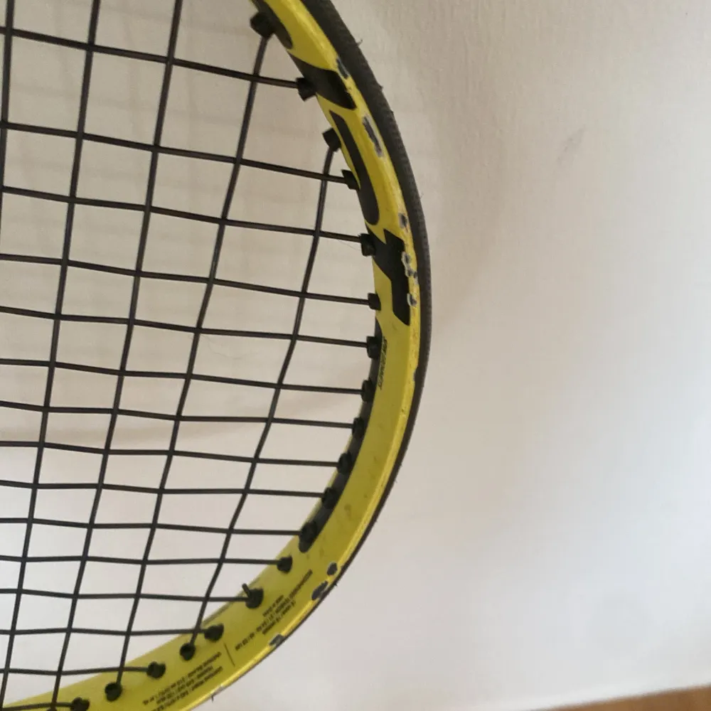 Tennisracket som är i bra skick,är måttligt använt. Nypris 1100kr. Nu 450kr.. Sportswear.