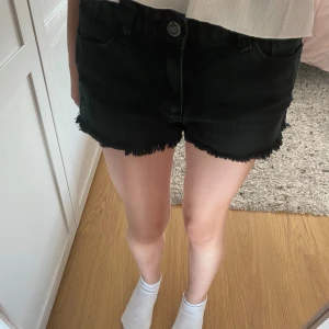 Jeansshorts  - Bara använts få gånger. Skriv om ni är intresserade🩷 pris kan förhandlas. 30 kr+ frakt 