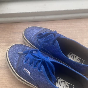 Glittriga vans skor! - Jag säljer dessa snygga glittriga vansskor! Jätte fina och bra skick! Säljer för de passar inte mig längre, storlek 37!