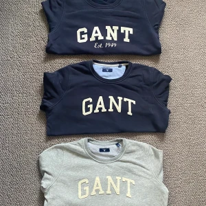 Gant tröjor - Hjälper min brorsa att sälja sina gamla gant sweatshirts! I mycket fint skick, men kommer inte till användning längre. En av dem är i strl S (se bild), de resterande är i strl M. 200kr/st eller 500 för alla tre! 