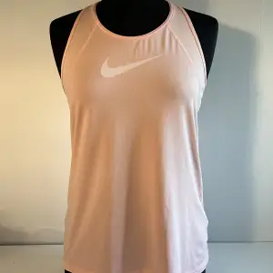 Fint aprikosfärgat Nike-linne i storlek M, passar även S💕Använt väldigt få gånger, i perfekt skick! Köpare står för frakt🤗