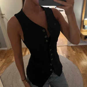 Kostymväst - Snygg Kostymväst från H&M som aldrig har använts. Prislappen finns kvar. Storlek xs. 