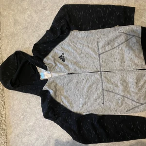 Adidas kofta - Adidas kofta  Säljer enligt bilden  Kan fraktas  Storlek står på bilden  Säljer den för har växt ut ur koftan 