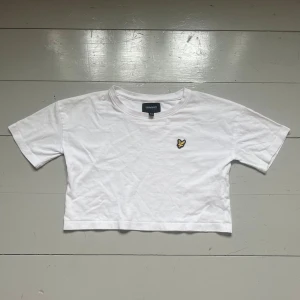 T-shirt  - T-shirt från lyle and scott. Ca storlek 122/128 barn. Använt men bra skick! Kort, magtröja. Köpare står för frakt!