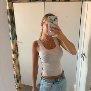 Beiget linne🤍 - Säljer detta svin snygga helt oandvända linne från weekday! De är svin snyggt och har pris lappen kvar men säljer för att de bara har legat i min garderob! Passar xs-s kanske m! (Jag är s). Så jäkla snygga hål detaljer på båda sidorna! Endast testat!