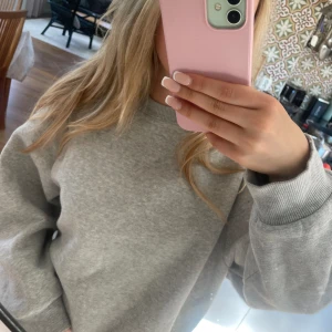 Grå sweatshirt - Superfint skick från kapphal storle xs/s