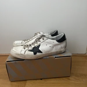 Golden Goose superstar - Stilrena Golden Goose i okej skick, inga egentliga skador bara lite extra slitna o änvända. Box ingår!