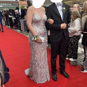 Dressroomlinne balklänning  - Hej! Säljer nu min balklänning 🌸🤗 är som i ny skick och är använd 2-3 gånger! Klänningen har även ett fint släp och jag är 170cm, finns justerbara band och dragkedja på sidan! Skriv privat om  ni vill ha mina mått så att den passar dig🫶🏻 Snabb på svar