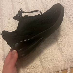Nike Air270 - Snygga helsvarta Nike Air 270 i storlek 37,5! Använda några gånger och är i väldigt fin skick.