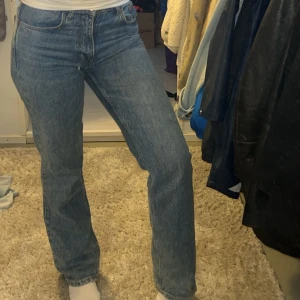 Jeans  - Säljer dessa jeans från zara, används inte längre. Använda några gånger men inga defekter🥰