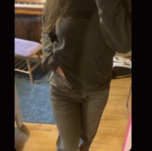 Levis hoodie - Sparsamt använd. Inga tecken på defekter. Skriv privat för frågor och fler bilder. Pris går att diskutera.