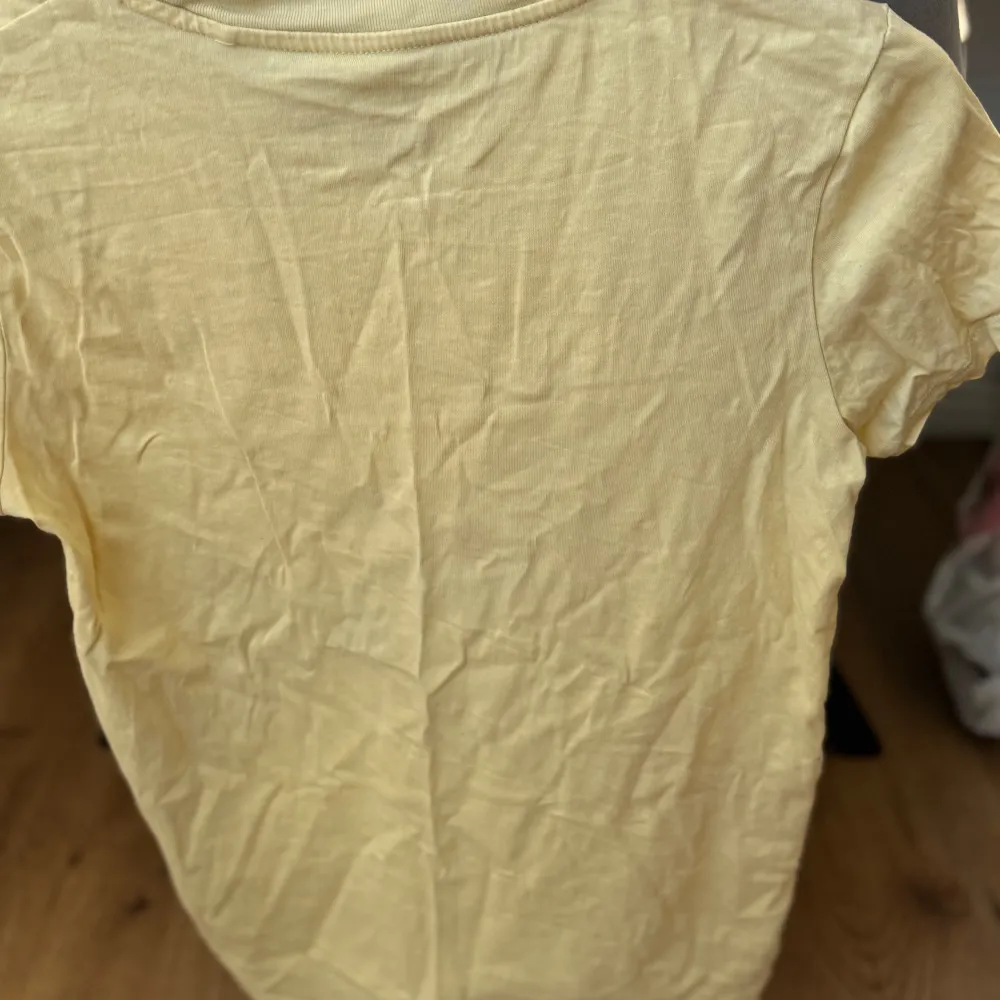 Säljer nu en gul Levis tröja i strl S och som är i bra skick.. T-shirts.