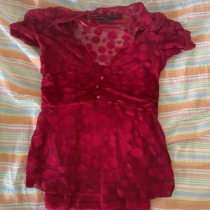 Vinröd topp - Säljer denna super fina toppen från Kappahl då den inte kommit till användning på senaste! 