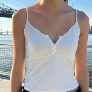 Brandy melville linne - Jätte fint linne som är perfekt nu till sommaren, säljer den då den inte passar mig längre💕 ((säljer fler linnen som är från samma kollektion))