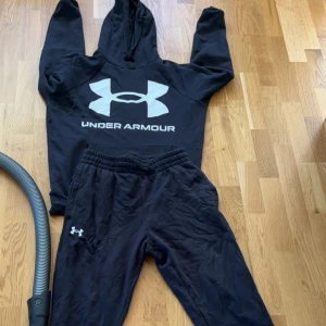 Under armour tracksuit - Helt nya, använda fåtalet gånger. Tröjan är S och byxorna M