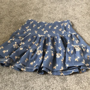 Jättesöt kjol - Jättesöt kjol ifrån lager 157 i strl 160, änvänd 1-2ggr. Står ej för postens slarv,⚠️tryck inte på köp nu⚠️ Ställ gärna frågor om ni har!❤️