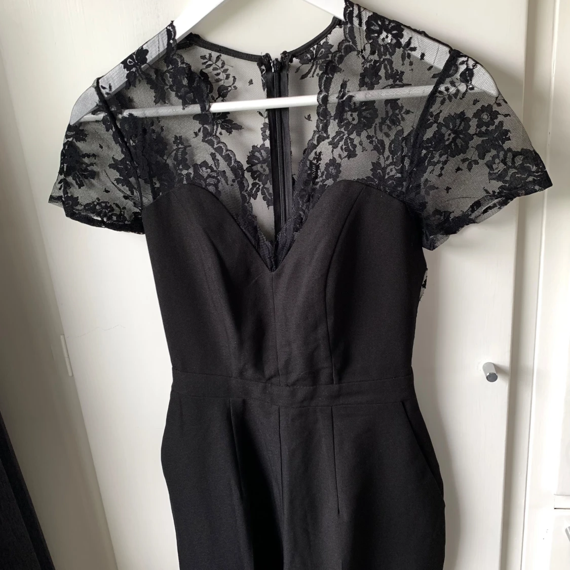 Svart byxdress med spets upptill - 1