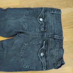 Svarta boot cut jeans❤️❤️❤️ - Andvänt en gång säljer då dom inte är min stil längre köpta för 499 så jag tycker att 300 är ett bra pris hör av dig vid frågor ❤️