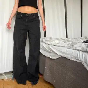 Så snygga baggy vida jeans från Carin Wester. Använda en gång💗avklippta i längden för att passa mig som är 175 cm!