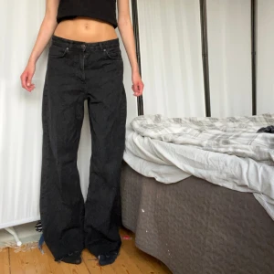Svarta vida baggy jeans - Så snygga baggy vida jeans från Carin Wester. Använda en gång💗avklippta i längden för att passa mig som är 175 cm!