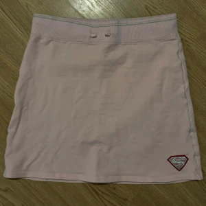 y2k kjol  - En såååå söt y2k/ 2000’s ljusrosa mjukiskjol med ”supergirl” på rumpan i silverglitter 🩷🩶 Säljes då ja ej använder alls tyvärr