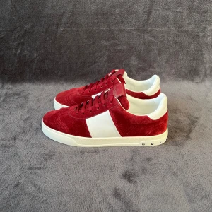 Valentino Flycrew Vinröd | 40-41 - HELT NYA Flycrews i färgen vinröd 🍷! | Storlek 39,5 (passar 40-41) | Skorna är endast testade inomhus | Alla nitar kvar | Endast skor medföljer | Självklart äkta | Först till kvarn :)