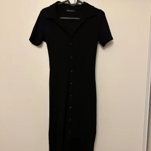 Polo klänning  - Galet snygg figursydd poloklänning med knappar, köpt på LCW (turkiska H&M) i Turkiet. Storlek XS, använd ett fåtal gånger!  160kr, köparen står för frakten🖤🫶🏼