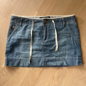 Mini-jeanskjol - Jätte söt Y2k minikjol från Bikbok (säljs inte längre). Bra skick, men är tyvärr för liten för mig. Midjemått: ca 39 cm, längd: ca 31 cm