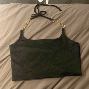 Använt en gång annars aldrig, jag har inte tyckt att den passar mig så bra. Annars bra skick på tröjan. - Det är en magtröja, lite töjbar och skön att ha på sig.