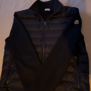 Moncler cardigan  - storlek XL fits L/XL navy Kond: 9/10 köptes ny Allt og pris går att diskutera! RETAIL 8999kr
