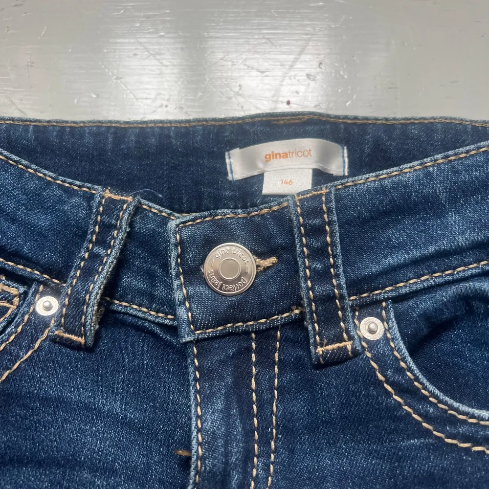 Boot cut, low waist jeans från gina tricot barnstorlek 146. Använda 2 gånger , säljer pga för små.. Jeans & Byxor.