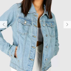 Jeansjacka  - Jag säljer min jeansjacka då den är för liten för mig. Har använt den fåtal gånger och inga defekter. Nypris ca 600kr. Skriv för fler bilder.