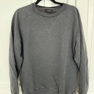 Grå tröja - Mörkgrå overshirt från ilLegal Stockholm i strlk L men passar även M