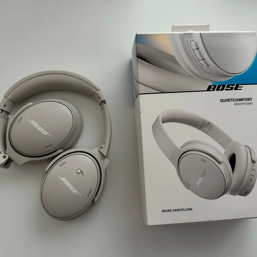 Säljer dessa hörlurar från Bose då dom inte kommer till användning. Dom är super bekväma och snygga. Noise Cancelling. Har används ett antal gånger men dom funkar som nya. Dm’a om fler bilder ☺️ Pris kan diskuteras! Nypris 3490kr. Muu.