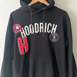 Hoodrich - Hoodrich som ej kommer till användning, Den är köpt i JD sports. Det är inga hål eller fel på hoodien :)