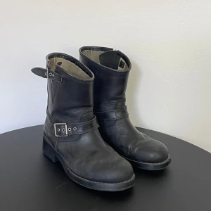 Johnny bulls - Svarta johnny bulls låga. Strl 39 men stor i storlek snarare 40