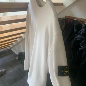 Stone island tröja - Fin vit stone island tröja som köptes på Nk för två år sedan. Har använt den 3-4 gånger och sedan dess har den bara hängt i min garderob. Mycket fint skick. Storlek S och såklart Äkta. Priset är inte hugget i sten!