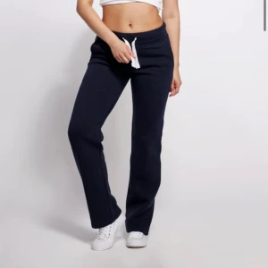 Russemerch  - Mjukisbyxor från russemerch, bra skick. Skickar inga fler bilder, se passform på https://russemerch.no/collections/jenteplagg/products/copy-of-joggebukse-jente-russedress-original