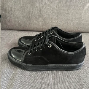 Lanvins skor - Tja! Säljer dessa snygga stilrena skor för endast 1499kr eftersom att behöver pengar akut till körkort! Box och dustbag medföljer🤙🏻 (skriv innan ni köper!!!)✅