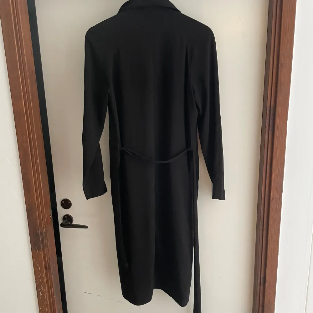 Trenchcoat i tunt material. Storlek xs. Takit.