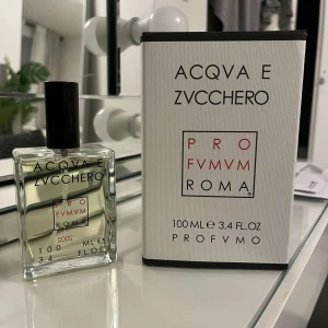 Parfym - säljer min parfym acqua e zucchero från profumum roma 100ml köpt från Gents. Ordinarie pris ligger på 2769kr. Endast testat då jag köpte fel doft. Hör gärna av er vid intresse! Finns kvitto.